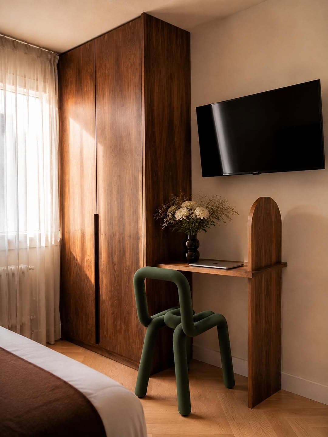 Chambre avec boiseries et chaise sculpturale verte