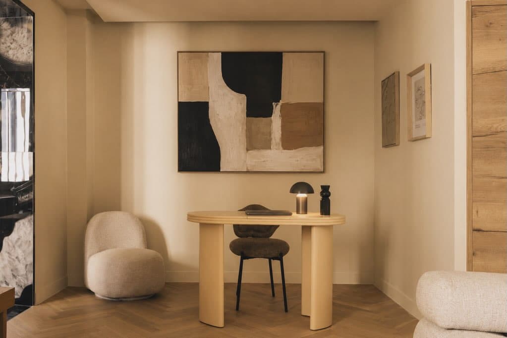 Salon contemporain avec console sculpturale conçu par Maison Valensi