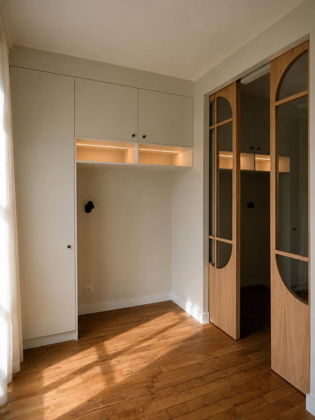 Dressing sur-mesure à portes miroirs cintrées